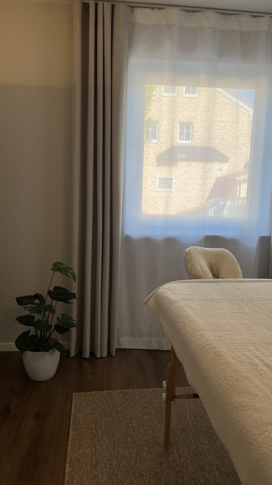MobiMa Massageraum mit Blick zum Fenster